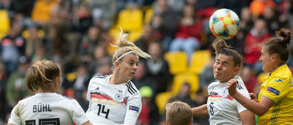 Endlich eingesetzt. Johanna Elsig (l.) im Länderspiel gegen die Ukraine. Foto: dpa