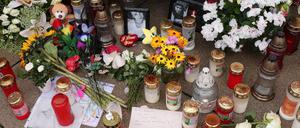 Verwandte, Kollegen und Potsdamer erinnern mit Blumen und Kerzen an die gestorbene Rumänin.