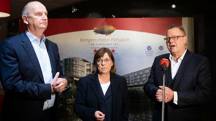 Dietmar Woidke (SPD, v.l.), Ministerpräsident von Brandenburg, Ursula Nonnemacher, Fraktionsvorsitzende von Bündnis 90/Die Grünen in Brandenburg, und Michael Stübgen, kommissarischer Landesvorsitzender der CDU Brandenburg, sprechen nach dem ersten Treffen der großen Runde der Koalitionsverhandlungen von SPD, CDU und Bündnis 90/Die Grünen mit den Journalisten.