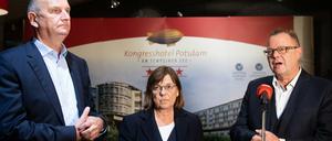 Dietmar Woidke (SPD, v.l.), Ministerpräsident von Brandenburg, Ursula Nonnemacher, Fraktionsvorsitzende von Bündnis 90/Die Grünen in Brandenburg, und Michael Stübgen, kommissarischer Landesvorsitzender der CDU Brandenburg, sprechen nach dem ersten Treffen der großen Runde der Koalitionsverhandlungen von SPD, CDU und Bündnis 90/Die Grünen mit den Journalisten.