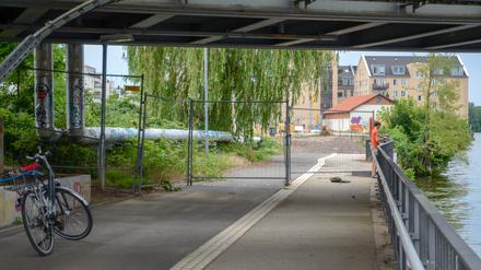 Gesperrt. Der Uferweg zwischen Hauptbahnhof und Speicherstadt.
