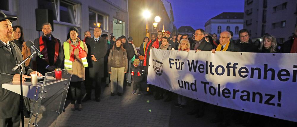 Potsdamer gedachten der Opfer des Anschlages auf die Synagoge in Halle.