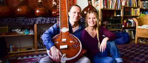 Sitarspieler Sebastian Dreyer und Märchenerzählerin Silvia Ladewig.