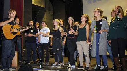 Mit Stimme und Getränk. Der Potsdamer Kneipenchor probt für sein Geburtstagskonzert im Lindenpark. Gesungen wird ohne Dirigent, der Gitarrist gibt den Rhythmus vor.