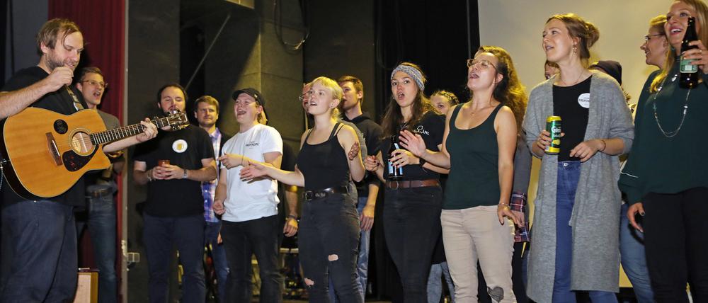 Mit Stimme und Getränk. Der Potsdamer Kneipenchor probt für sein Geburtstagskonzert im Lindenpark. Gesungen wird ohne Dirigent, der Gitarrist gibt den Rhythmus vor.
