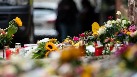 Eine Frau legt an der Mauer vor der Synagoge eine Sonnenblume nieder.