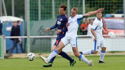 Eintracht-Torjäger Levi Böttcher (r.) wusste die Cottbuser Defensive um Routinier Robert Müller gut zu beschäftigen.