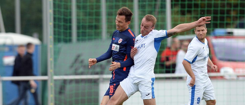 Eintracht-Torjäger Levi Böttcher (r.) wusste die Cottbuser Defensive um Routinier Robert Müller gut zu beschäftigen.
