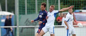 Eintracht-Torjäger Levi Böttcher (r.) wusste die Cottbuser Defensive um Routinier Robert Müller gut zu beschäftigen.