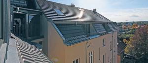 Die Solarzellen sind kaum als solche erkennbar, da sie die Form von Dachziegeln haben. Daher hat der Denkmalschutz dem zugestimmt.