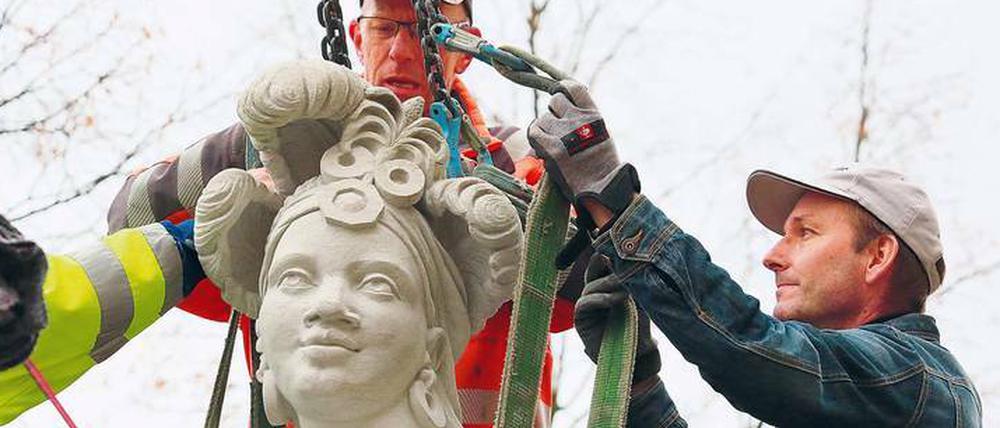 Die Amerika ergänzt nun die Kontinente Afrika, Asien und Europa auf dem Sims des Eckgebäudes.