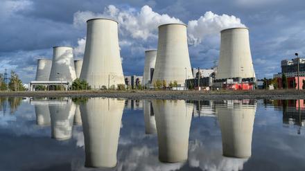 Die dampfenden Kühltürme des Braunkohlekraftwerkes Jänschwalde.