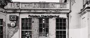 Am Bahnhof Charlottenhof zeichnen sich viele Zeiträume ab.
