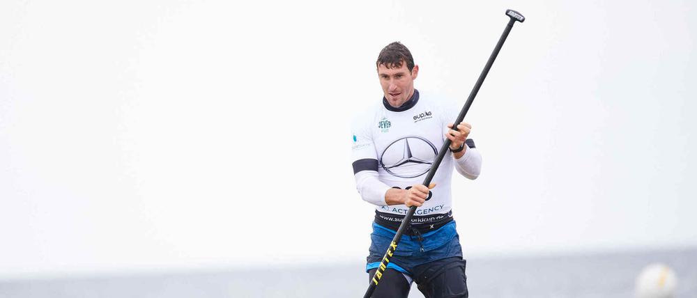 Er steht drauf. Sebastian Brendel beim SUP-Weltcup in Scharbeutz. 