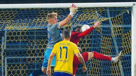Ein Tor, kein Tor. Diese Szene beschäftigte in Leipzig. Jake Wilton netzte für den SVB ein, der Schiedsrichter gab den Treffer. Doch nach Rücksprache mit seinem Assistenten nahm er die Entscheidung wegen eines Handspiels zurück.