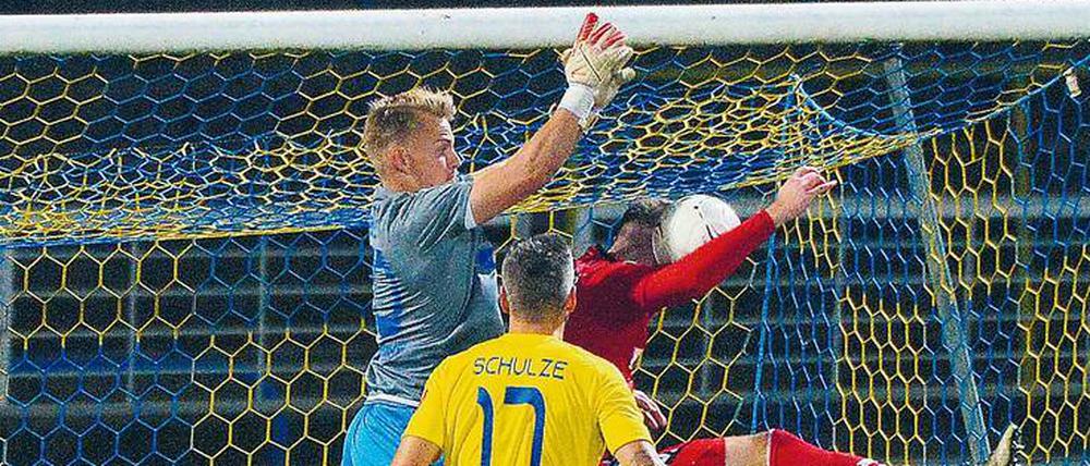 Ein Tor, kein Tor. Diese Szene beschäftigte in Leipzig. Jake Wilton netzte für den SVB ein, der Schiedsrichter gab den Treffer. Doch nach Rücksprache mit seinem Assistenten nahm er die Entscheidung wegen eines Handspiels zurück.