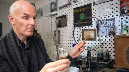 Ralf Forster, stellvertretender Sammlungsleiter des Filmmuseums Potsdam, demonstriert die Funktionsweise des Reißmikrofons.