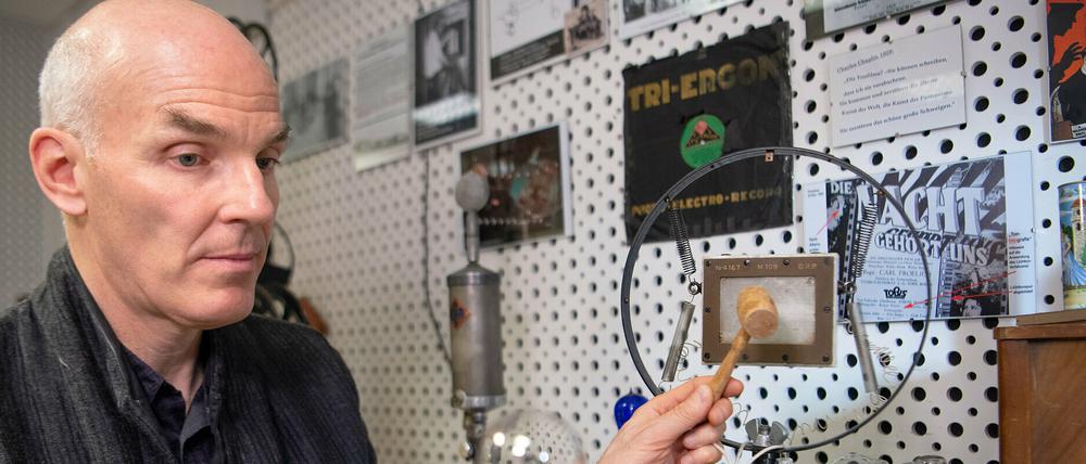 Ralf Forster, stellvertretender Sammlungsleiter des Filmmuseums Potsdam, demonstriert die Funktionsweise des Reißmikrofons.
