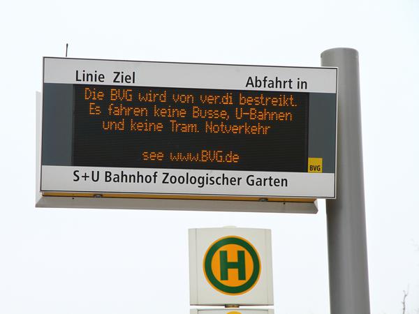 Ein Hinweisschild der BVG zum Warnstreik am Bahnhof Zoo in Berlin-Charlottenburg (Archivbild). 