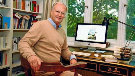 Stephan Abarbanell lebt mit seiner Familie in Babelsberg und schreibt seine Bücher neben seiner eigentlichen Arbeit beim rbb.