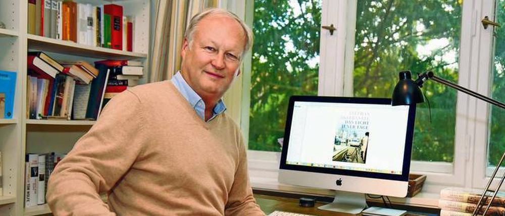 Stephan Abarbanell lebt mit seiner Familie in Babelsberg und schreibt seine Bücher neben seiner eigentlichen Arbeit beim rbb.