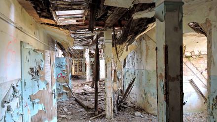 Im Mitteltrakt verfallen Dach und Obergeschoss