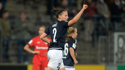 Befreiung. Turbine-Verteidigerin Sara Agrez jubelt über ihren Treffer. In der linken Hand trägt sie die Gesichtsmaske. 