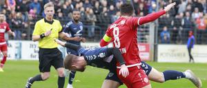 Wieder gab es für Nulldrei keine Punkte: Hier Jake-Robert Wilton (links, SVB) im Zweikampf mit Dimitar Rangelov (Nr.8) von Cottbus.
