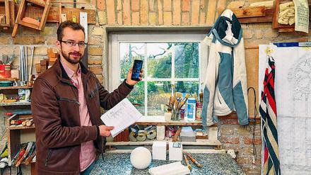 Im Funkloch. Richard Soltau von der Firma Golem Baukeramik.