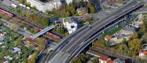 Die beiden Brücken über die Friedrich-List-Straße (rechts oben) und über die Friedrich-Engelsstraße werden abgerissen und neu aufgebaut.