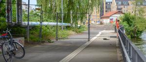 Gesperrt. Der Uferweg zwischen Hauptbahnhof und Speicherstadt.
