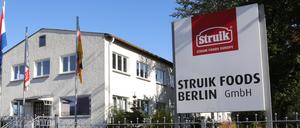 Die Hallen von Struik Foods liegen mitten in einem Wohngebiet, links grenzen Wohnblöcke an das Gelände. Schon zu DDR-Zeiten wurde an dem Standort produziert, seit 2005 Fertigsuppen der Marke Sonnen Bassermann. 