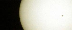 Mini-Sonnenfinsternis: Der Planet Merkur steht heute zwischen Sonne und Erde. Er wird - so wir hier 2003 - als winziger schwarzer Punkt vor der Sonne zu sehen sein.