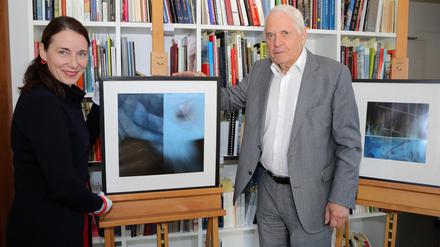 Museumsleiterin Jutta Götzmann übernimmt von Hans-Joachim Rose, Ehemann der verstorbenen Künstlerin, zwei Bildwerke.
