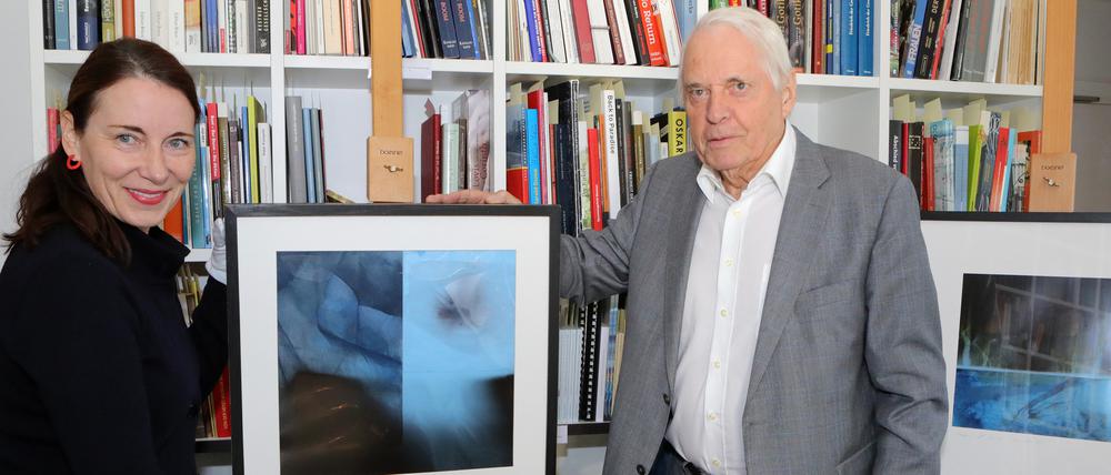 Museumsleiterin Jutta Götzmann übernimmt von Hans-Joachim Rose, Ehemann der verstorbenen Künstlerin, zwei Bildwerke.