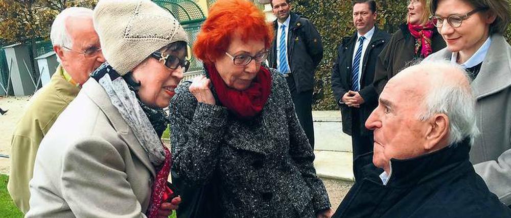 Altbundeskanzler Helmut Kohl und seine Frau Meike Kohl-Richter (r.) am 9. November 2014 am Grab von Friedrich II. Parkbesucher erkennen und begrüßen ihn.