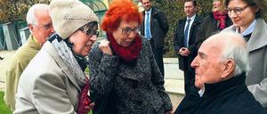 Altbundeskanzler Helmut Kohl und seine Frau Meike Kohl-Richter (r.) am 9. November 2014 am Grab von Friedrich II. Parkbesucher erkennen und begrüßen ihn.