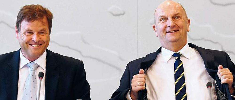 Geld macht glücklich. Doch während Noch-Finanzminister Christian Görke (l., Linke) zum Sparen mahnt, will Dietmar Woidke (SPD) neue Schulden machen.