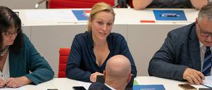 Die Abgeordnete Lena Duggen im Gespräch mit Andreas Kalbitz. 