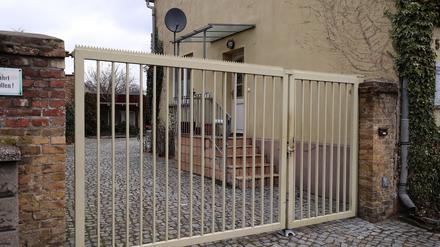 Auf dem Hof eines Hauses in Werder (Havel) soll der Mann seinen Nachbarn erschossen haben.