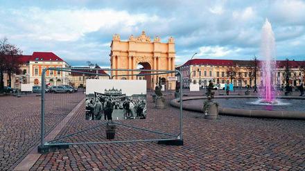 Das Denkmal ist noch nicht fertig, daher wurde mit großen Fotos an Bauzäunen an die Demonstration von 1989 erinnert. 