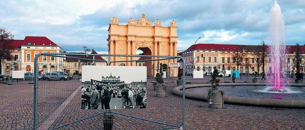 Das Denkmal ist noch nicht fertig, daher wurde mit großen Fotos an Bauzäunen an die Demonstration von 1989 erinnert.
