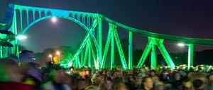 Kein Durchkommen: Zu den Feierlichkeiten auf der Glienicker Brücke kamen Hunderte Menschen.