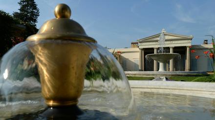 Die hohen Bleiwerte in den Trinkwasserproben im Schloss Charlottenhof machen der Stiftung Preußische Schlösser und Gärten große Sorgen. Aber der komplette Austausch der Bleirohre würde einen zweistelligen Millionenbetrag kosten, den die Stiftung derzeit nicht aufbringen kann.