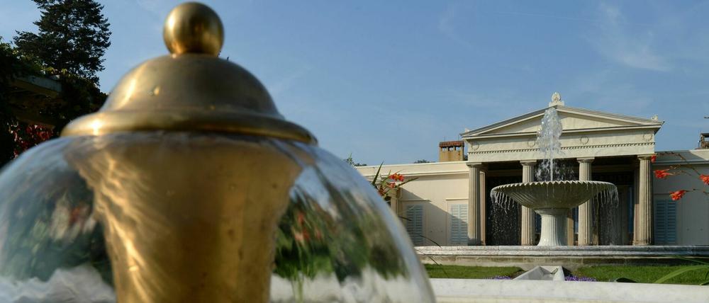 Die hohen Bleiwerte in den Trinkwasserproben im Schloss Charlottenhof machen der Stiftung Preußische Schlösser und Gärten große Sorgen. Aber der komplette Austausch der Bleirohre würde einen zweistelligen Millionenbetrag kosten, den die Stiftung derzeit nicht aufbringen kann.
