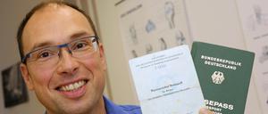 Der 49-jährige Guido Mewis, der heute in Bergholz-Rehbrücke lebt, ist zunächst mit einem provisorischen Reisepass für Bürger der DDR aus Rumänien geflohen. In Ungarn gelang ihm die Flucht nach Österreich. Zuvor erhielt er von der Botschaft der BRD in Budapest noch einen Reisepass.