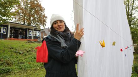 Berlind Wagner vom Verein Alexanderhaus öffnet symbolisch die "Mauer" am Groß Glienicker See.