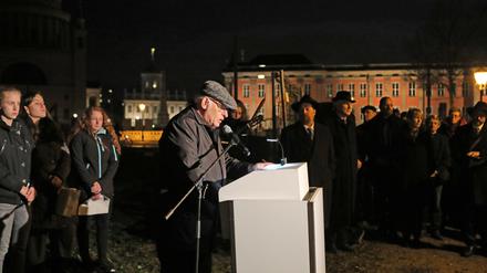 Klaus Büstrin liest am Standort der künftigen Synagoge in Potsdam aus dem Brief von Gustav Herzfeld.