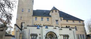 Hakeburg Kleinmachnow, Ruine, Verfall, LeerstandIn der neuen Hakeburg in Kleinmachnow sollen künftig 27 Eigentumswohnungen mit Luxusausstattung entstehen – zu Luxuspreisen: Zwischen 7500 und 8500 Euro pro Quadratmeter sollen fällig werden. Das Gebäude steht seit Jahrzehnten leer.