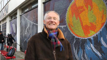 Rettende Idee? Mit transparentem Papier will der frühere FH-Professor Gottfried Hauff das Mosaik sichern.